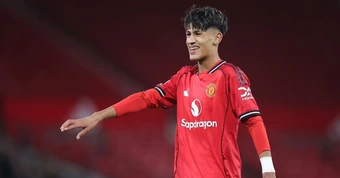 Thần đồng 15 tuổi của MU bị cấm ra mắt ở Premier League