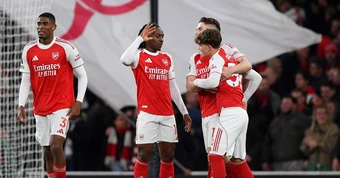 'Thần đồng' 16 tuổi giúp Arsenal thắng nghẹt thở Everton