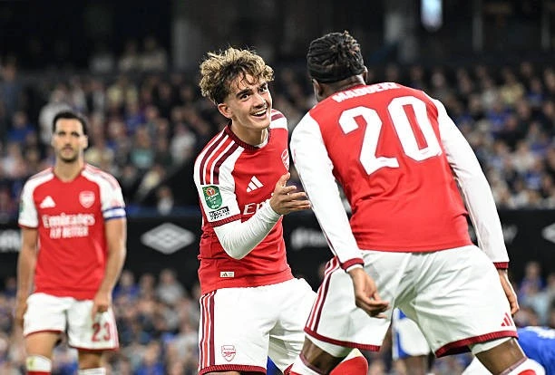 Thần đồng 16 tuổi lập cú đúp, Arsenal thắng tưng bừng ở Cúp Liên đoàn Thần đồng 16 tuổi lập cú đúp, Arsenal thắng tưng bừng ở Cúp Liên đoàn