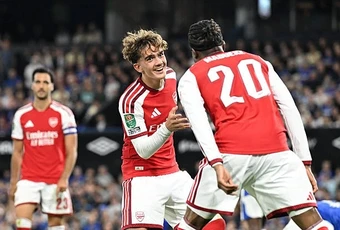 Thần đồng 16 tuổi lập cú đúp, Arsenal thắng tưng bừng ở Cúp Liên đoàn