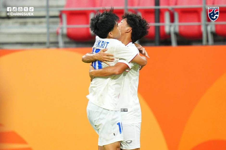Thắng đậm U23 Hong Kong, U23 Thái Lan giành vé đi tiếp Thắng đậm U23 Hong Kong, U23 Thái Lan giành vé đi tiếp