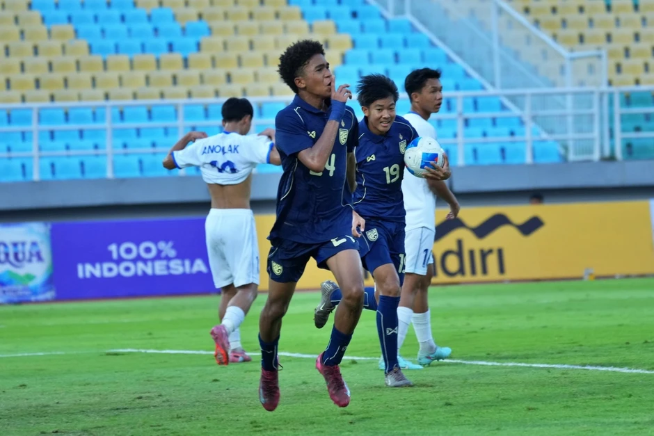 Thắng sốc U17 Thái Lan, U17 Lào giành vé vào bán kết trong ngỡ ngàng Thắng sốc U17 Thái Lan, U17 Lào giành vé vào bán kết trong ngỡ ngàng