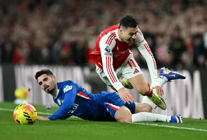 Thẻ đỏ, bóng chết và sai lầm chiến thuật khiến Chelsea trả giá Thẻ đỏ, bóng chết và sai lầm chiến thuật khiến Chelsea trả giá