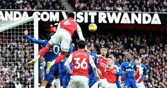 Thẻ đỏ, bóng chết và sai lầm chiến thuật khiến Chelsea trả giá