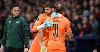 Thủ môn thảm họa khiến Tottenham thua đậm, bật khóc khi rời sân sau 17 phút