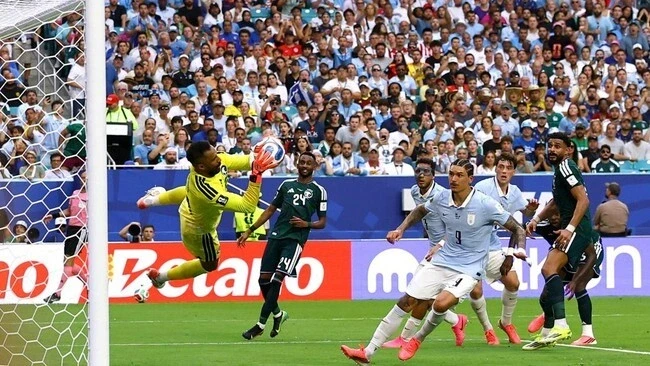 Thủ môn vô danh của châu Á gây sốc trước Argentina và Uruguay Thủ môn vô danh của châu Á gây sốc trước Argentina và Uruguay