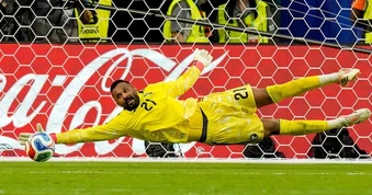 Thủ môn vô danh của châu Á gây sốc trước Argentina và Uruguay