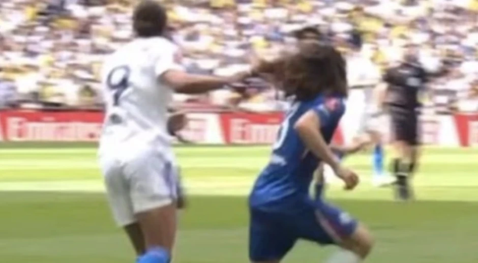 Tiền đạo Leeds thoát thẻ đỏ vì túm tóc Cucurella ở bán kết Cup FA