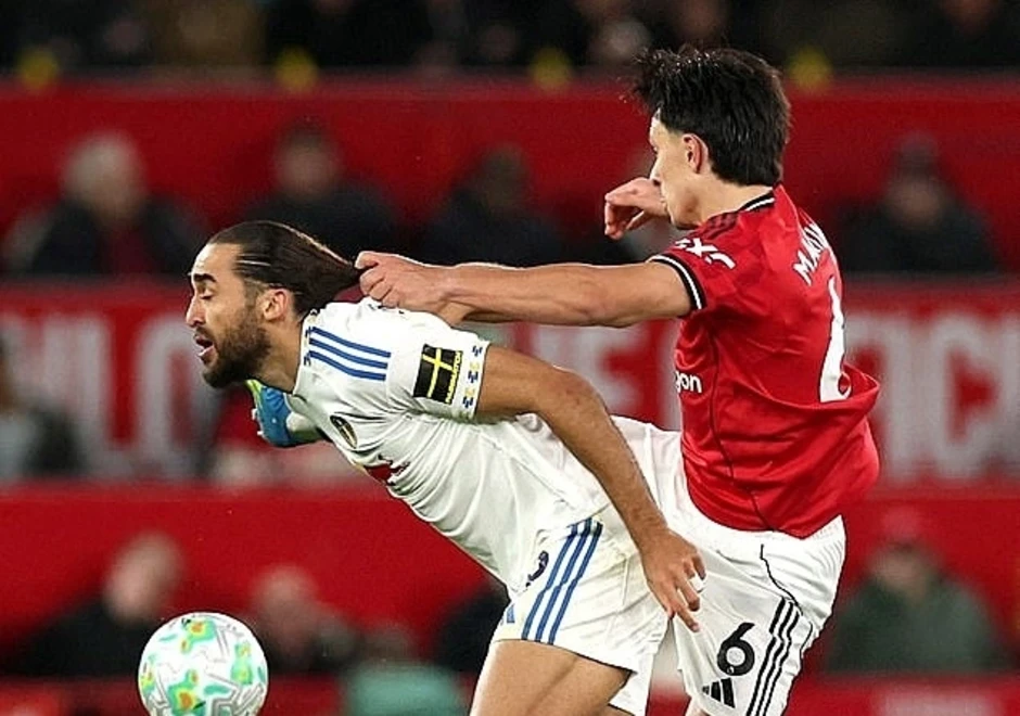 Tiền đạo Leeds thoát thẻ đỏ vì túm tóc Cucurella ở bán kết Cup FA