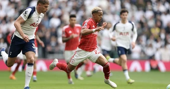 Tottenham thảm bại trận cầu 6 điểm, trượt dài cuộc đua trụ hạng