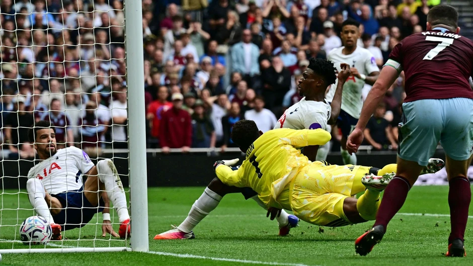 Tottenham tiếp tục thua thảm ở Ngoại hạng Anh Tottenham tiếp tục thua thảm ở Ngoại hạng Anh