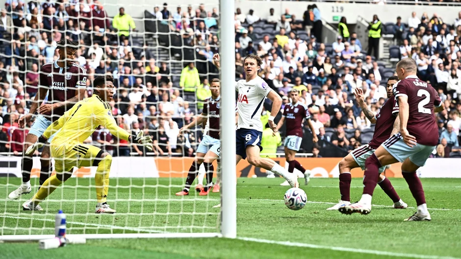 Tottenham tiếp tục thua thảm ở Ngoại hạng Anh Tottenham tiếp tục thua thảm ở Ngoại hạng Anh