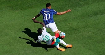 Tranh cãi nảy lửa khi trọng tài từ chối quả phạt đền, Mbappe bị oan?