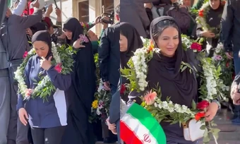 Tuyển nữ Iran được vinh danh ngày về nước