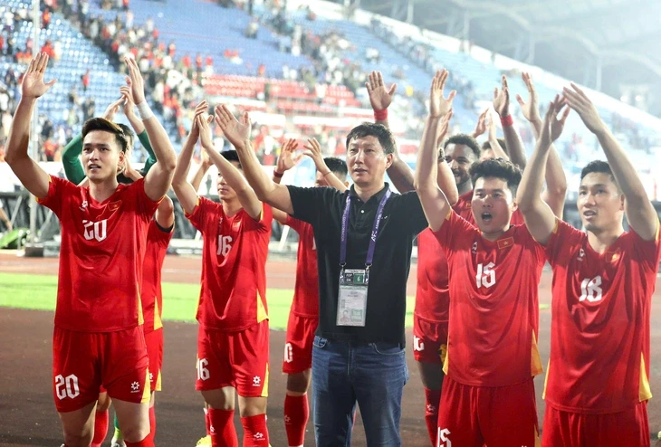 Tuyển Việt Nam nhảy 10 bậc, trở lại top 100 FIFA Tuyển Việt Nam nhảy 10 bậc, trở lại top 100 FIFA