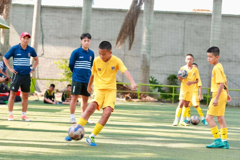 U11 CLB Hà Nội và chiếc cúp vô địch của cả hệ thống U11 CLB Hà Nội và chiếc cúp vô địch của cả hệ thống