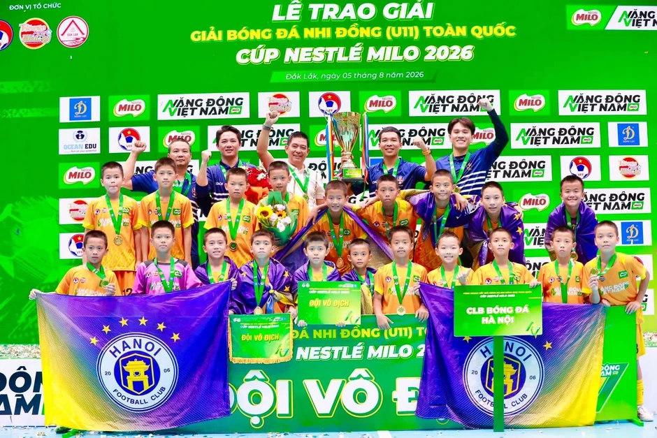 U11 CLB Hà Nội và chiếc cúp vô địch của cả hệ thống U11 CLB Hà Nội và chiếc cúp vô địch của cả hệ thống