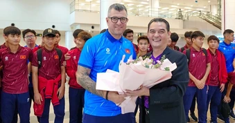 U17 Việt Nam rạng rỡ về nước, HLV Cristiano Roland nói lời đặc biệt
