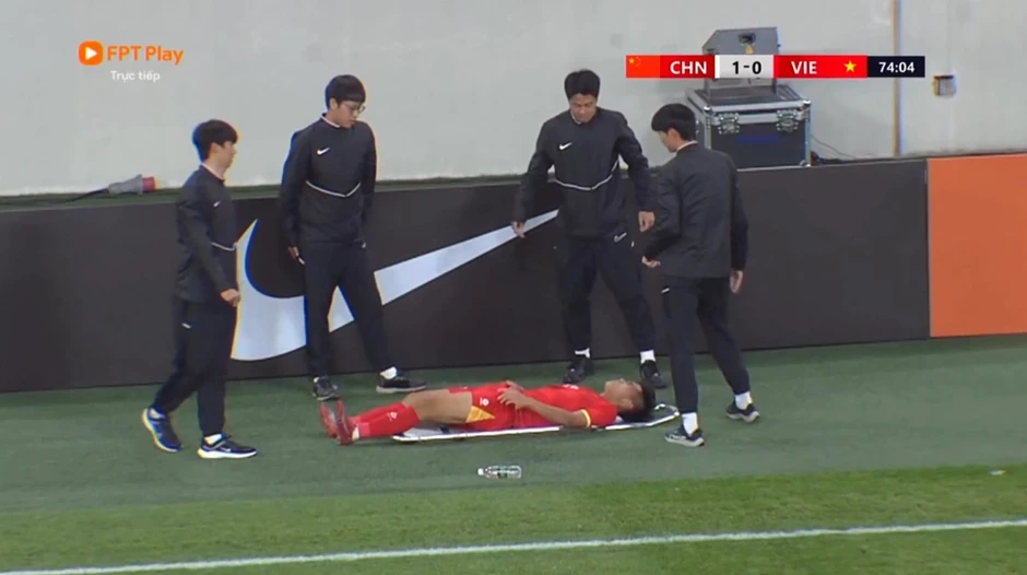 U23 Việt Nam 0-1 U23 Trung Quốc (H2): Quốc Toản được khiêng rời sân U23 Việt Nam 0-1 U23 Trung Quốc (H2): Quốc Toản được khiêng rời sân