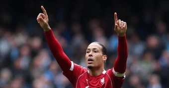 Van Dijk xin lỗi người hâm mộ Liverpool sau 'thảm họa' ở cúp FA