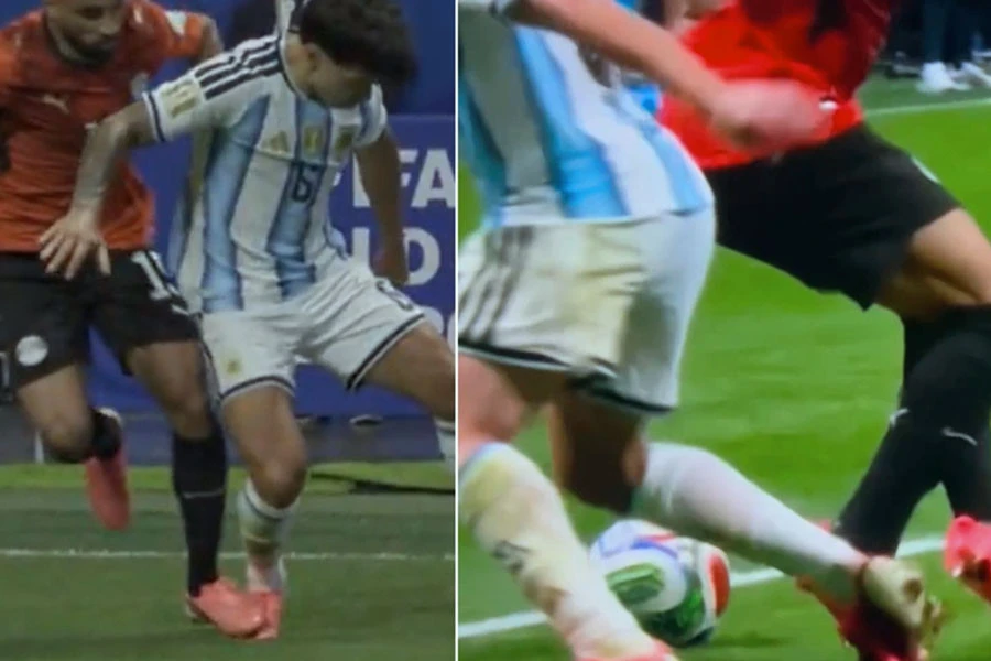 VAR giải cứu Argentina trước Ai Cập trong tranh cãi