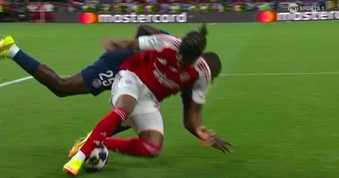 Vì sao Arsenal bị từ chối quả phạt đền tranh cãi ở trận gặp PSG?