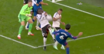 Vì sao Man Utd bị từ chối phạt đền ở trận gặp Fulham?