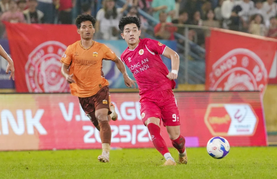 Video: Duy Mạnh, Văn Chuẩn 'thi nhau' cứu thua cho CLB Hà Nội Video: Duy Mạnh, Văn Chuẩn 'thi nhau' cứu thua cho CLB Hà Nội
