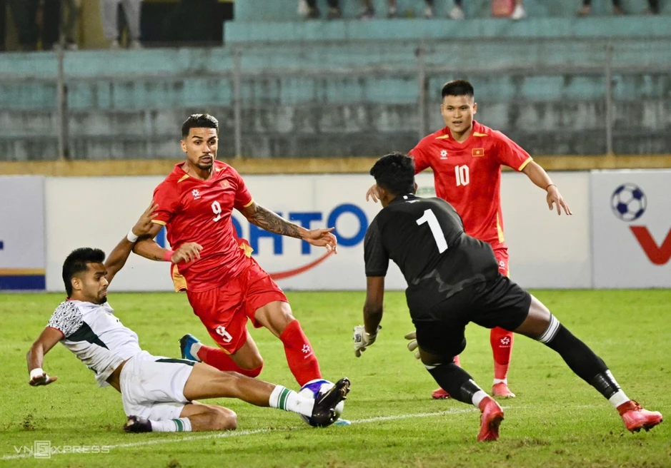 Việt Nam - Bangladesh 2-0 (H1): Xuân Mạnh đánh đầu ghi bàn