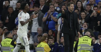 Vinicius khiêu khích, Simeone đáp bản lĩnh ở derby Madrid