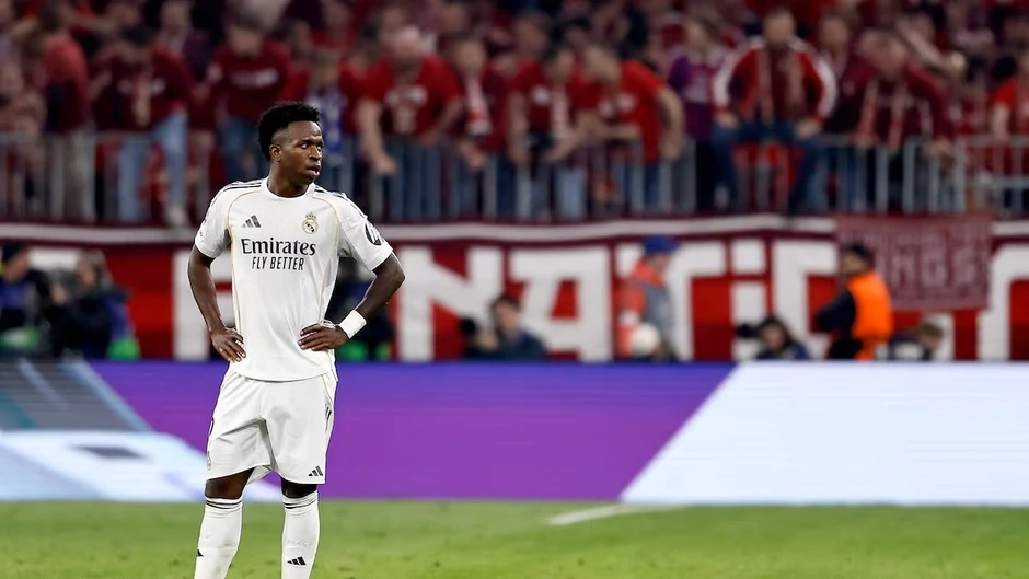 Vinicius sửng cồ với Bellingham trong ngày Real Madrid bại trận ở Champions League Vinicius sửng cồ với Bellingham trong ngày Real Madrid bại trận ở Champions League