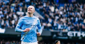 Vùi dập Brentford, Man City tiếp tục rượt đuổi Arsenal