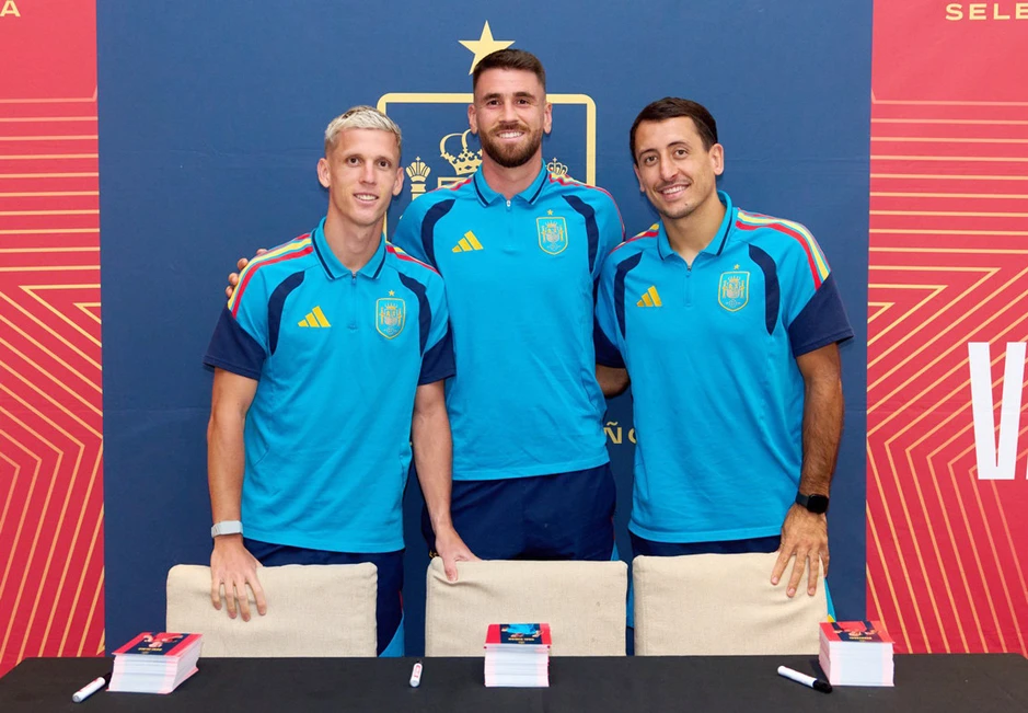 Xavi chỉ bài cho Tây Ban Nha đánh bại Argentina ở chung kết Xavi chỉ bài cho Tây Ban Nha đánh bại Argentina ở chung kết