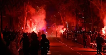 Xe chở Atletico Madrid vỡ kính giữa “biển lửa”, Barcelona suýt làm nên kỳ tích