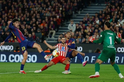 Xe chở Atletico Madrid vỡ kính giữa “biển lửa”, Barcelona suýt làm nên kỳ tích Xe chở Atletico Madrid vỡ kính giữa “biển lửa”, Barcelona suýt làm nên kỳ tích