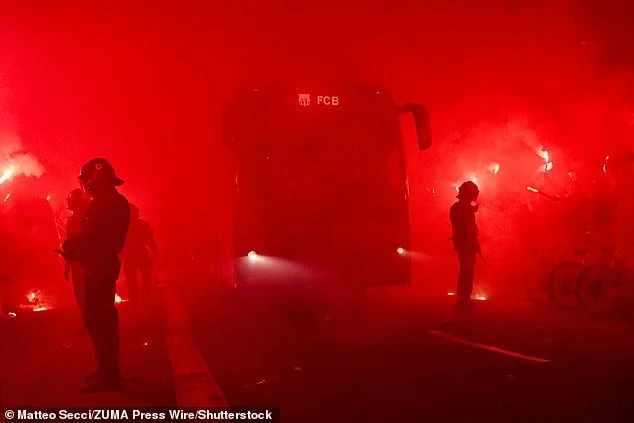 Xe chở Atletico Madrid vỡ kính giữa “biển lửa”, Barcelona suýt làm nên kỳ tích Xe chở Atletico Madrid vỡ kính giữa “biển lửa”, Barcelona suýt làm nên kỳ tích