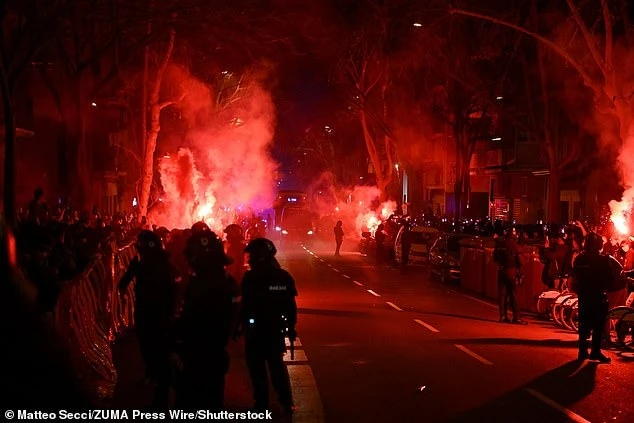 Xe chở Atletico Madrid vỡ kính giữa “biển lửa”, Barcelona suýt làm nên kỳ tích Xe chở Atletico Madrid vỡ kính giữa “biển lửa”, Barcelona suýt làm nên kỳ tích