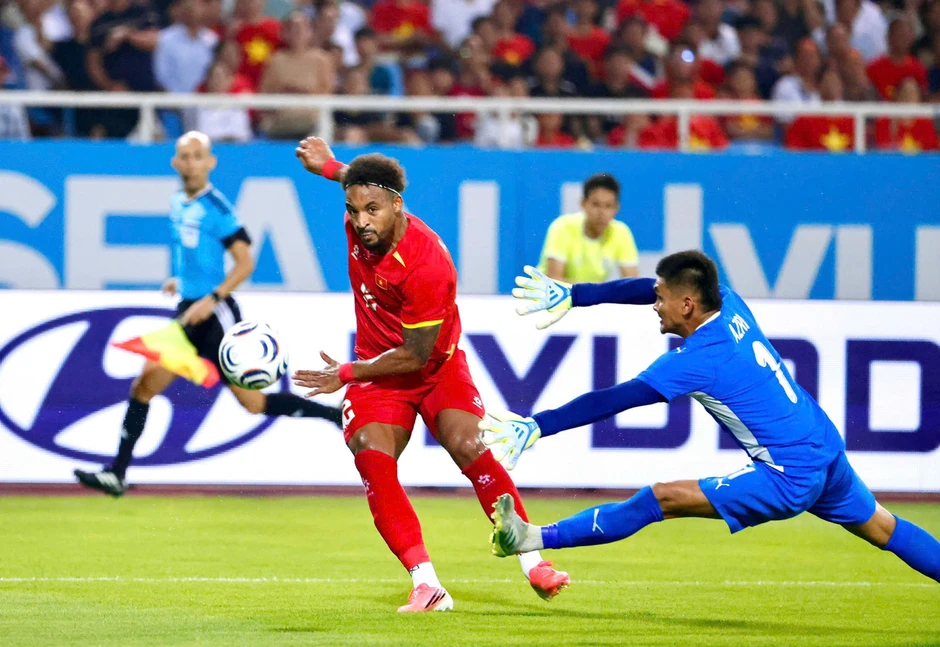 Xuân Son chạm cột mốc đặc biệt giữa đêm hội Mỹ Đình