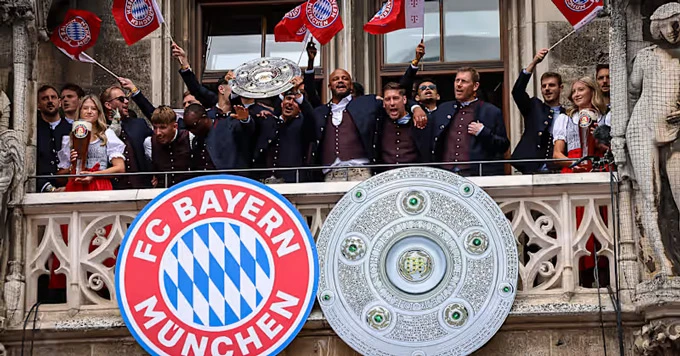 Bayern bị đối thủ chơi khăm khi đang ăn mừng chức vô địch Bundesliga Bayern bị đối thủ chơi khăm khi đang ăn mừng chức vô địch Bundesliga