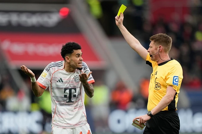 Bayern hòa nghẹt thở với 9 người trước Leverkusen