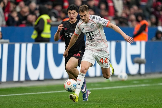 Bayern hòa nghẹt thở với 9 người trước Leverkusen