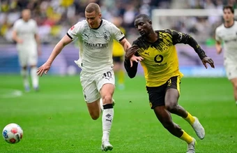 Hạ Dortmund ở phút 90, Gladbach chính thức trụ hạng