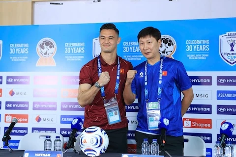 HLV Kim Sang Sik: 'Việt Nam sẽ giành 3 điểm trước Indonesia' HLV Kim Sang Sik: 'Việt Nam sẽ giành 3 điểm trước Indonesia'