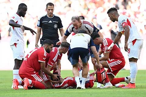 Jamal Musiala giờ thế nào sau màn đổ gục rợn người ở trận giao hữu của Bayern Munich? Jamal Musiala giờ thế nào sau màn đổ gục rợn người ở trận giao hữu của Bayern Munich?