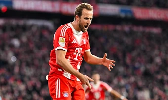 Kane ghi cú đúp phạt đền cho Bayern