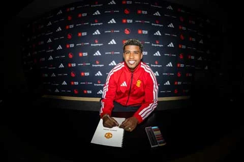 MU chính thức công bố Andrey Santos, ký hợp đồng đến năm 2031