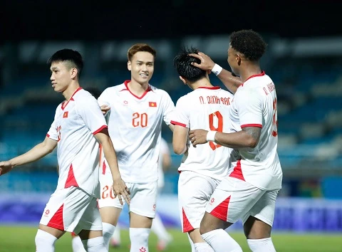 Quang Hải dự bị, HLV Kim Sang Sik lại ‘xoay’ ở bộ ba tấn công Quang Hải dự bị, HLV Kim Sang Sik lại ‘xoay’ ở bộ ba tấn công