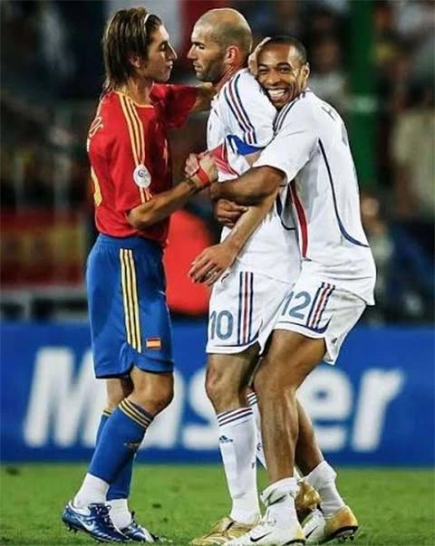 ‘Chúng tôi sẽ cho Zidane nghỉ hưu’: 20 năm sau, người Pháp vẫn giữ nguyên lời cảnh báo ‘Chúng tôi sẽ cho Zidane nghỉ hưu’: 20 năm sau, người Pháp vẫn giữ nguyên lời cảnh báo