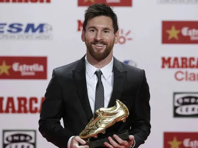 ‘Ronaldo lên giường vẫn nghĩ: Giá mà mình giỏi như Messi!’ ‘Ronaldo lên giường vẫn nghĩ: Giá mà mình giỏi như Messi!’