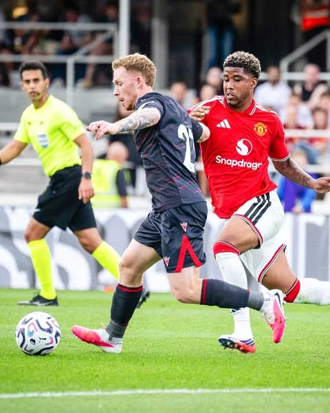 Andrey Santos khiến fan MU phát cuồng ngay trận ra mắt Andrey Santos khiến fan MU phát cuồng ngay trận ra mắt